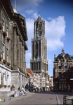 852060 Gezicht op het Stadhuis en de Stadhuisbrug te Utrecht, met op de achtergrond de Vismarkt en de Domtoren en ...